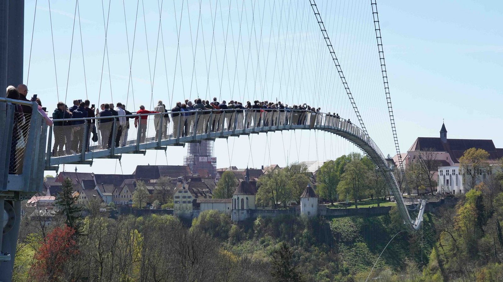 ... war sie auch gleich gut gefüllt. Bis zu 1500 Menschen haben darauf Platz.Foto: Andreas Rosar Fotoagentur-Stuttg ... war sie auch gleich gut gefüllt. Bis zu 1500 Menschen haben darauf Platz.Foto: Andreas Rosar Fotoagentur-Stuttg