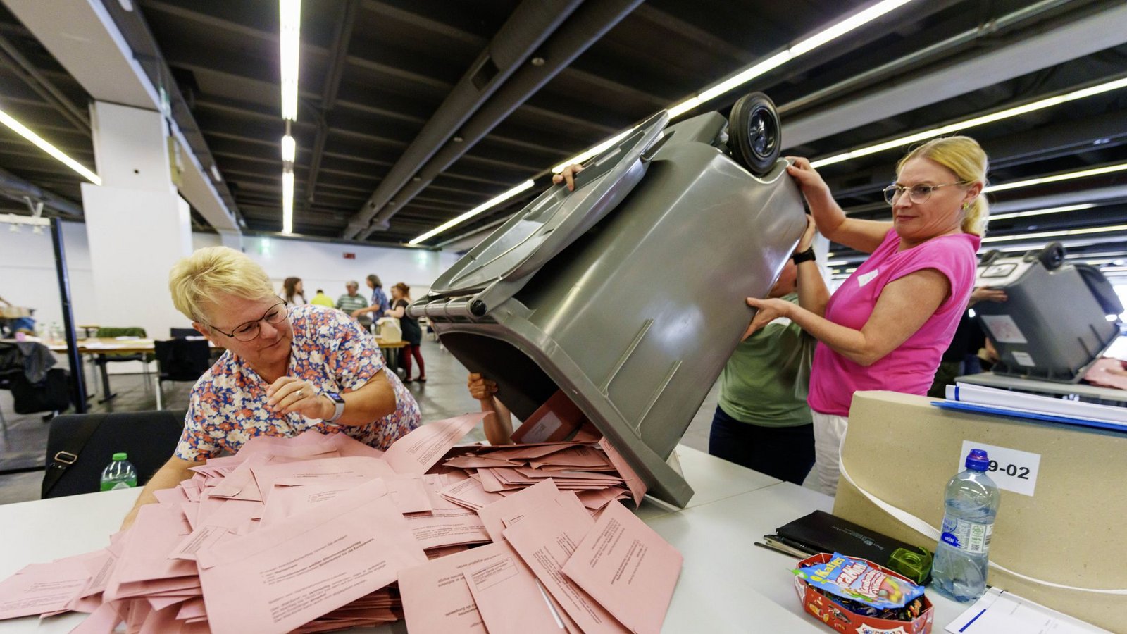 Wahlhelfer sortieren Umschläge für die Briefwahl bei der Europawahl 2024.Foto: dpa/Andreas Arnold