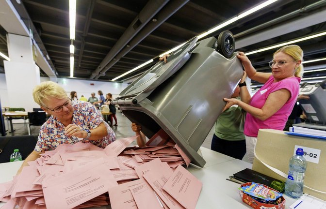 Wahlhelfer sortieren Umschläge für die Briefwahl bei der Europawahl 2024.<span class='image-autor'>Foto: dpa/Andreas Arnold</span>