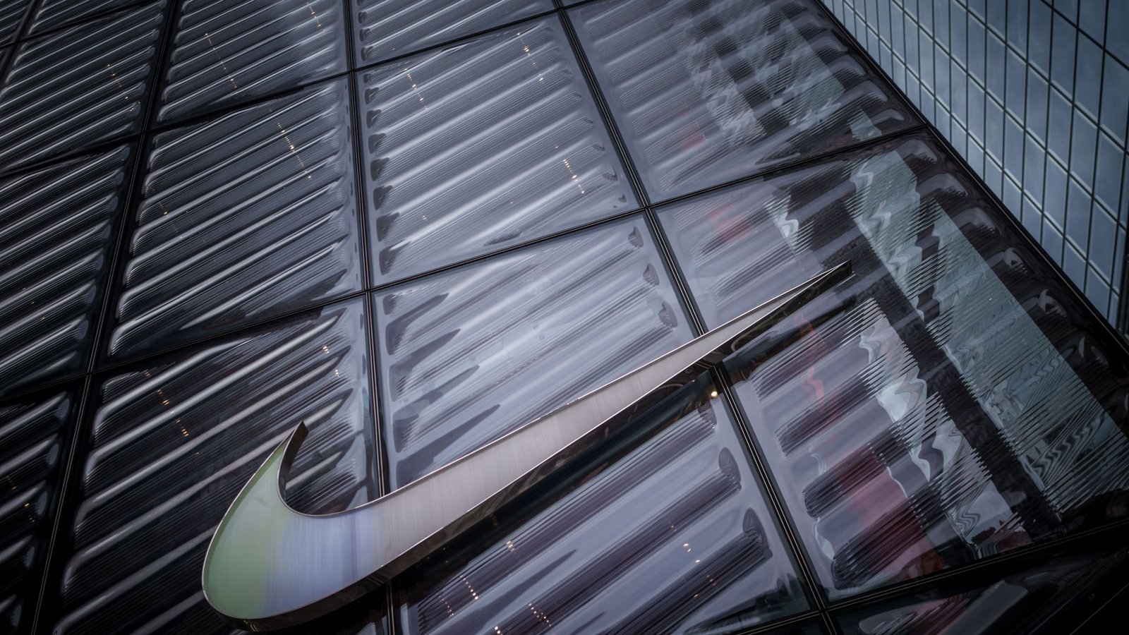 Das Nike-Geschäft erholt sich - doch die Belastung durch die US-Zölle wird größer. (Archivbild)Foto: Michael Kappeler/dpa