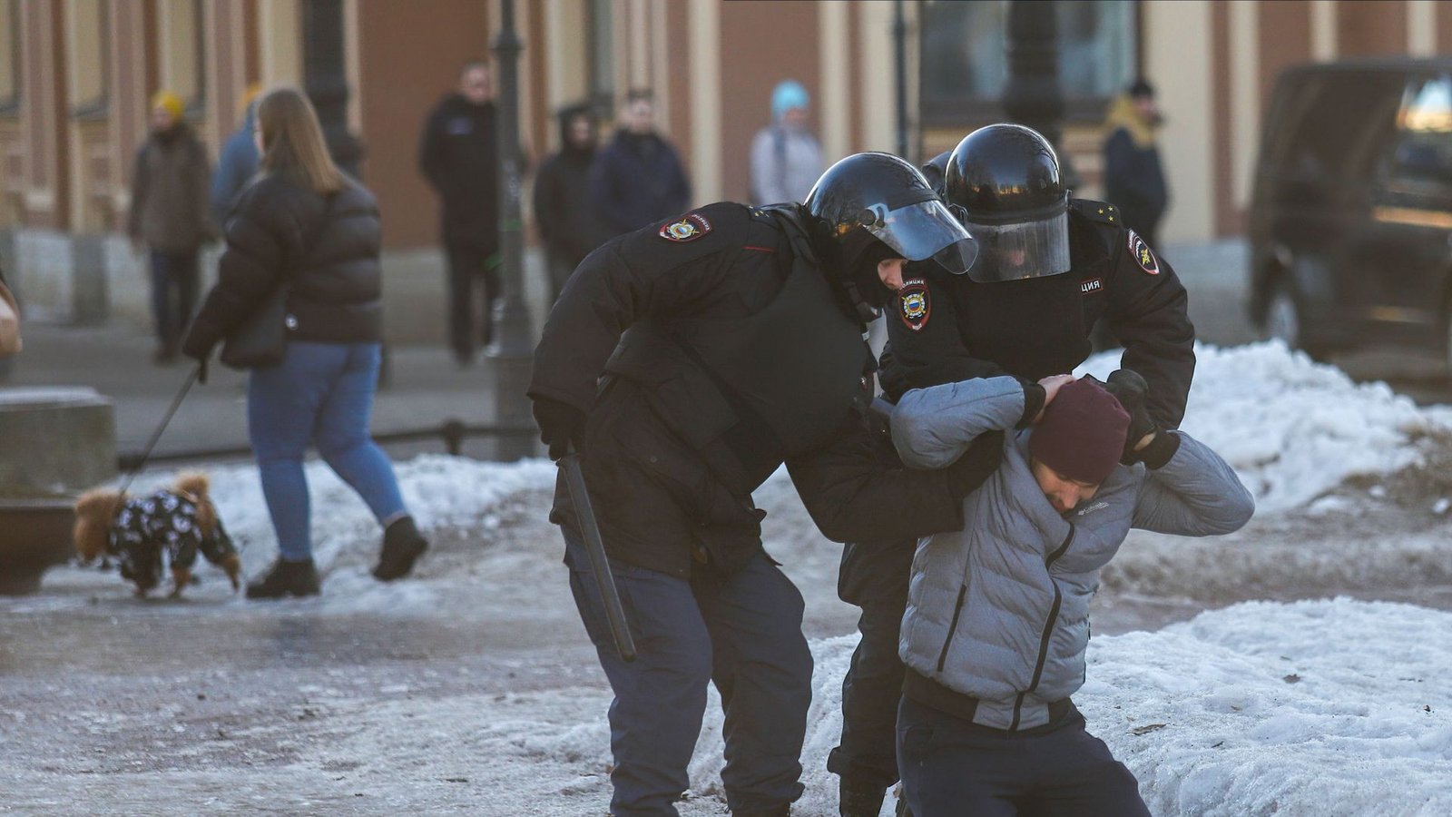 Die Polizeigewalt in St. Petersburg nimmt zu. Alleine am Wochenende gab es mehr als 4400 Festnahmen bei Antikriegsdemos.Foto: dpa/Stringer