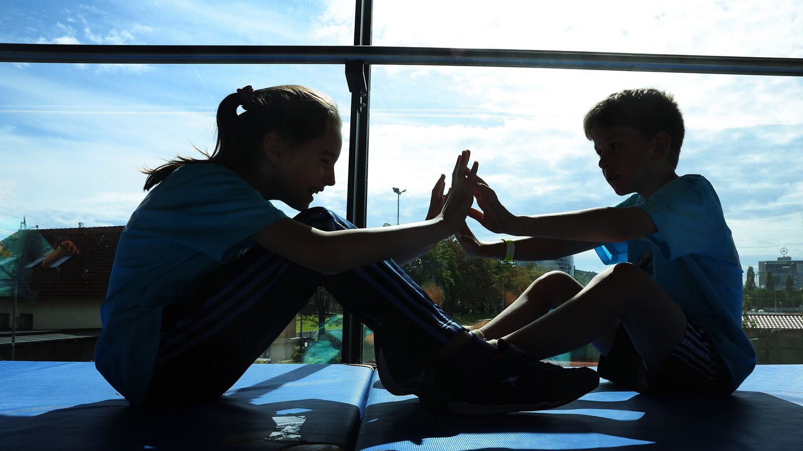 Die Bären-Station, für manche Kinder eine der schwierigsten. Hier werden Purzelbäume geschlagen und bei Sit-Ups die Bauchmuskeln trainiert.Foto: Baumann/Hansi Britsch