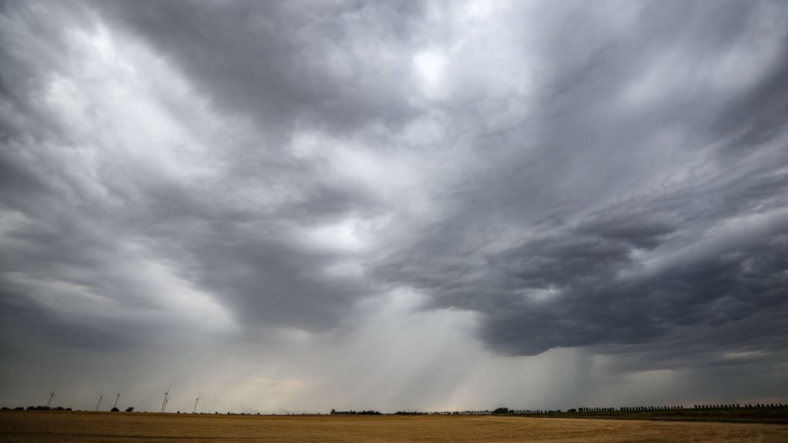Unwetter in Stuttgart: Nach 32 Grad warnt der DWD vor kräftigen Gewittern mit Starkregen, Hagel und Sturmböen bis 80 km/h. Danach wird es deutlich kühler.Jan Woitas/dpa Unwetter in Stuttgart: Nach 32 Grad warnt der DWD vor kräftigen Gewittern mit Starkregen, Hagel und Sturmböen bis 80 km/h. Danach wird es deutlich kühler.Jan Woitas/dpa