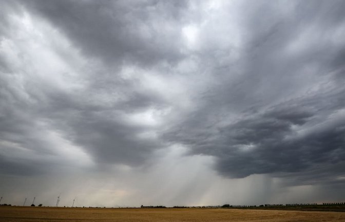 Unwetter in Stuttgart: Nach 32 Grad warnt der DWD vor kräftigen Gewittern mit Starkregen, Hagel und Sturmböen bis 80 km/h. Danach wird es deutlich kühler.<span class='image-autor'>Jan Woitas/dpa</span>