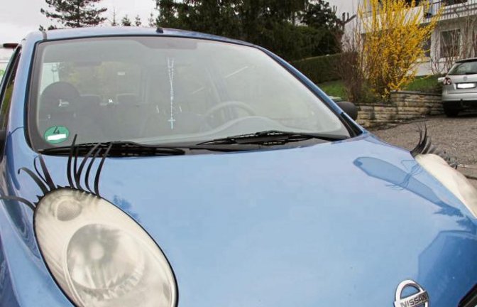 Der Besitzer dieses Autos dürfte in der Garage neben dem Autowachs immer auch etwas Wimperntusche griffbereit haben.  Foto: Banholzer