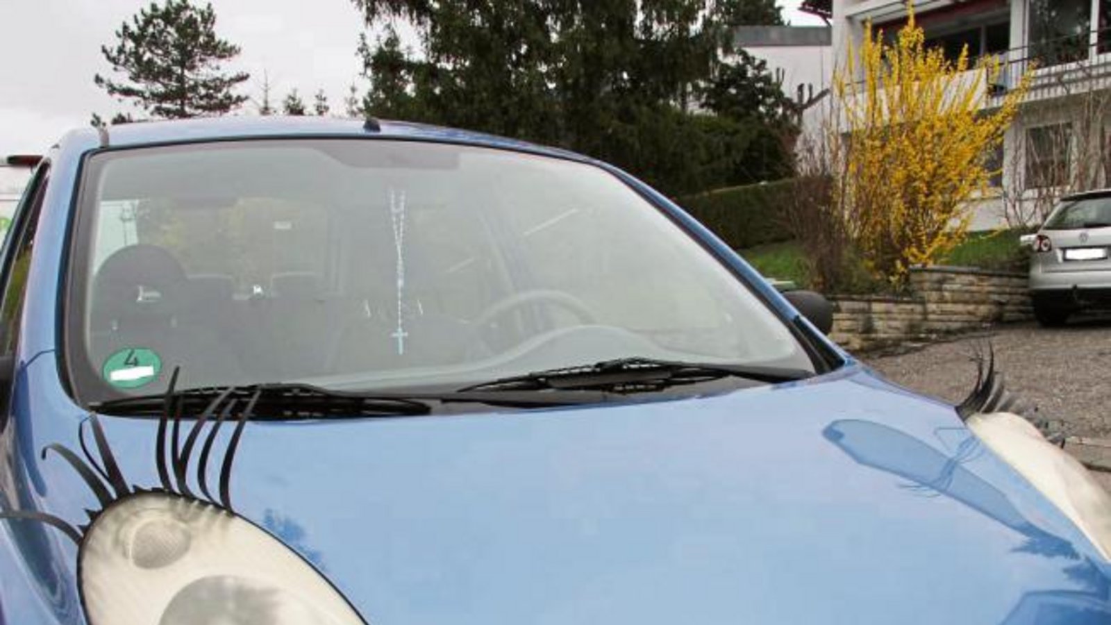 Der Besitzer dieses Autos dürfte in der Garage neben dem Autowachs immer auch etwas Wimperntusche griffbereit haben. Foto: Banholzer Der Besitzer dieses Autos dürfte in der Garage neben dem Autowachs immer auch etwas Wimperntusche griffbereit haben. Foto: Banholzer