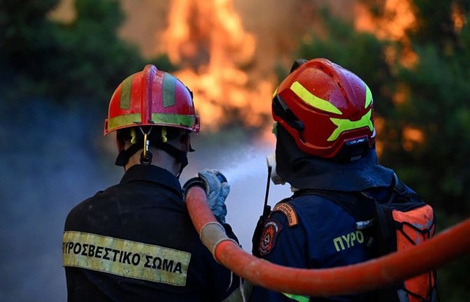 Wegen eines heftigen Waldbrands sind im Norden Griechenlands Dutzende Touristen in Sicherheit gebracht worden (Archivfoto).<span class='image-autor'>Michael Varaklas/AP/dpa</span>