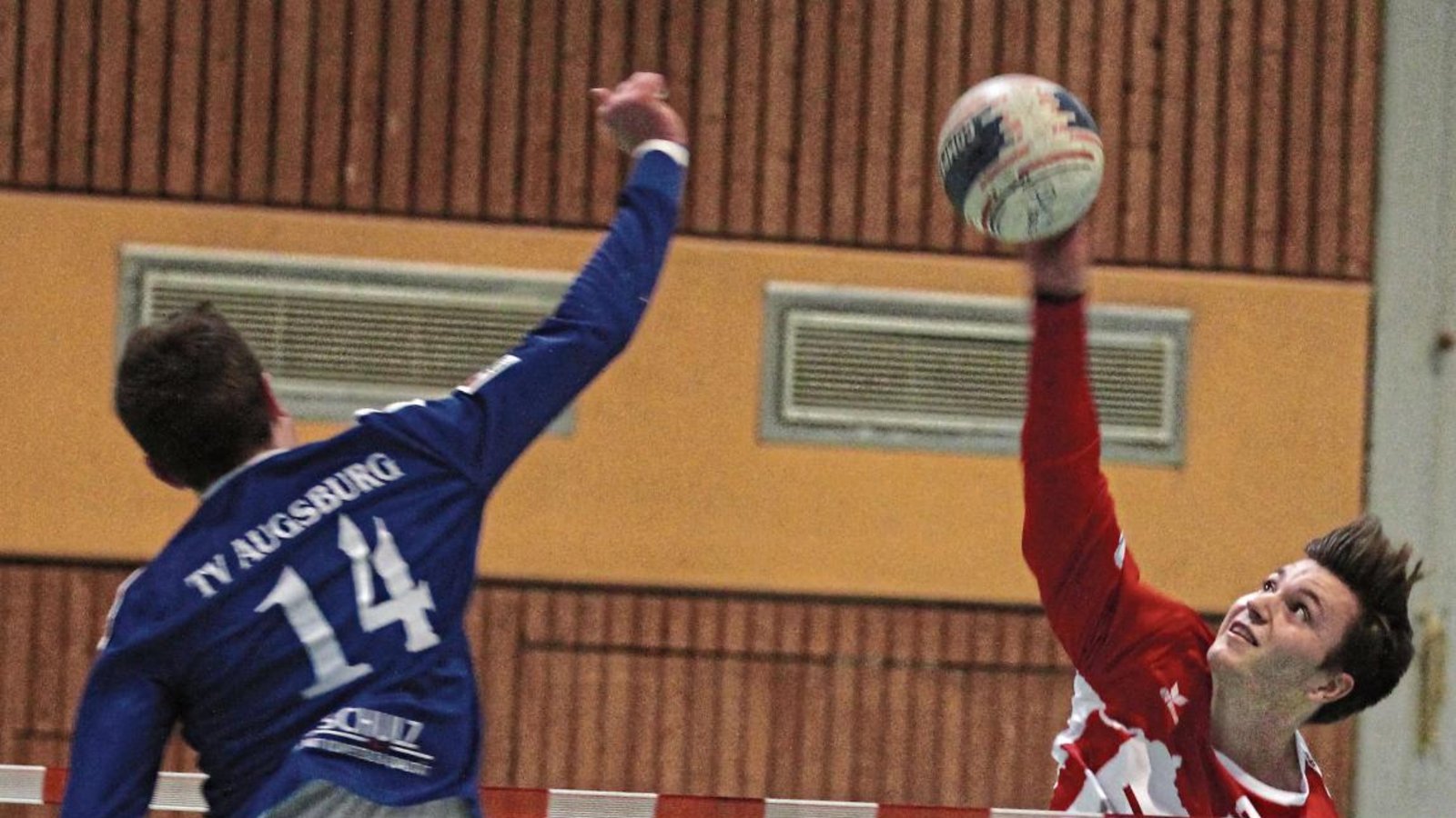 Das Duell zwischen Vaihingens Johannes Jungclaussen (von rechts) und Michael Schäfer am Block gab es nur zu Beginn der Partie. Dann verletzte sich der Hauptangreifer des TV Augsburg wieder. Foto: Nachreiner Das Duell zwischen Vaihingens Johannes Jungclaussen (von rechts) und Michael Schäfer am Block gab es nur zu Beginn der Partie. Dann verletzte sich der Hauptangreifer des TV Augsburg wieder. Foto: Nachreiner