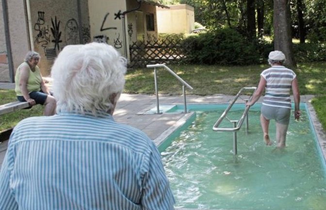 Erfrischung gefällig? Das Rieter Wassertretbecken am Strudelbach ist an heißen Tagen ein beliebter Treffpunkt.  Foto: Arning