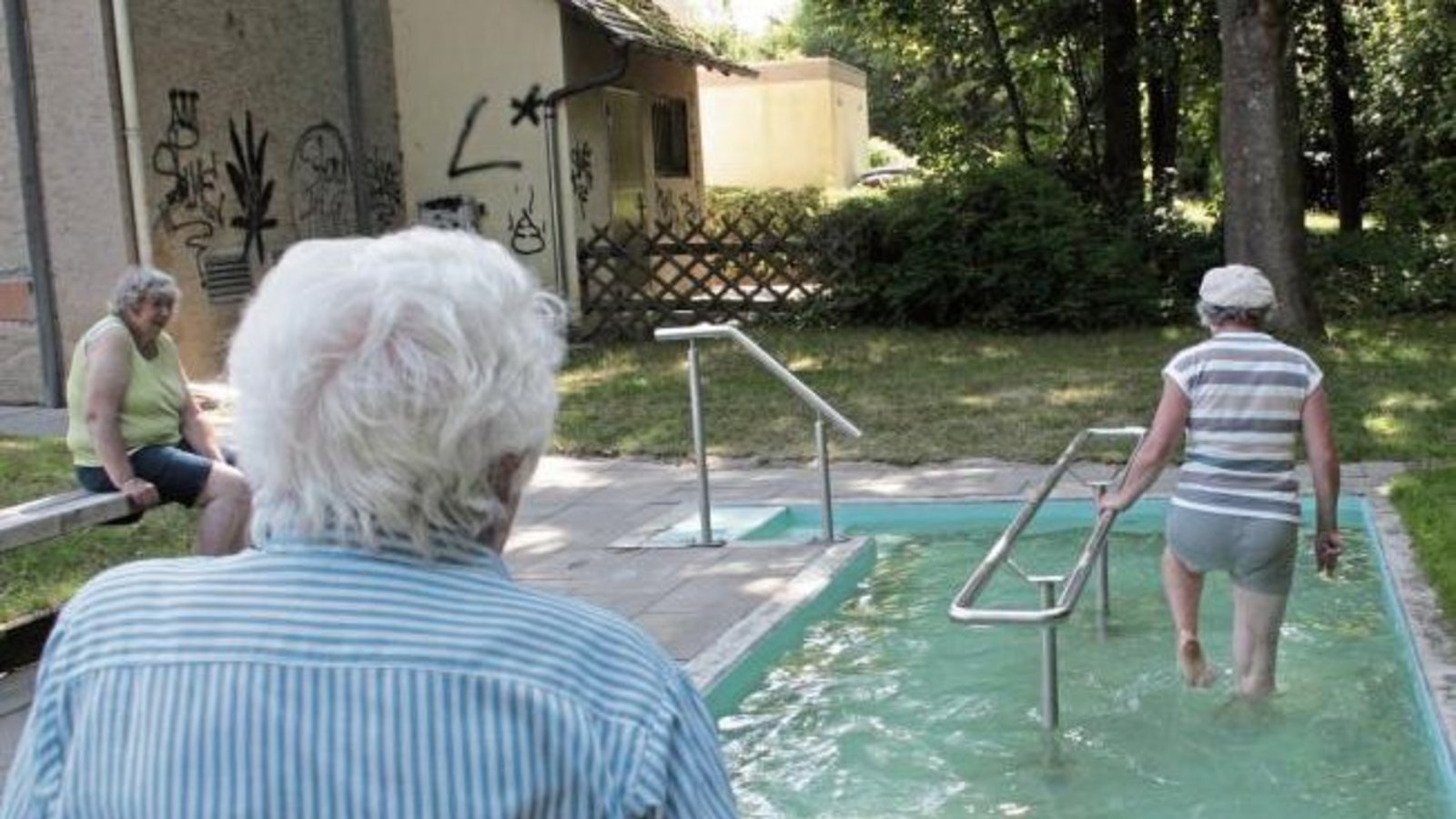 Erfrischung gefällig? Das Rieter Wassertretbecken am Strudelbach ist an heißen Tagen ein beliebter Treffpunkt.  Foto: Arning