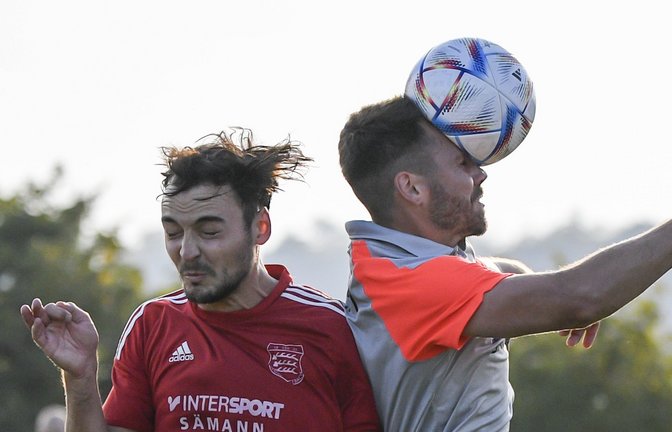 Sersheims Lukas Blessing (rechts) erreicht den Ball vor Tobias Baisch, doch der VfR hat im Elfmeterschießen das Nachsehen.  <span class='image-autor'>Foto: Leitner</span>