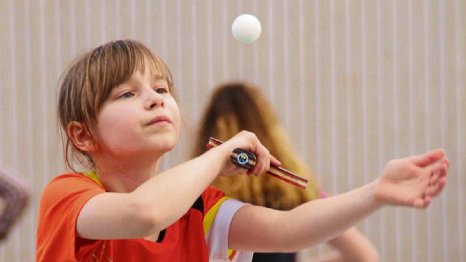 Carolin Hardungs Spezialdisziplin: der Aufschlag. „Sie bekommt schon viel Schnitt in ihre Schläge“, freut sich Vater Marcus Hardung. Foto: Ruddat Carolin Hardungs Spezialdisziplin: der Aufschlag. „Sie bekommt schon viel Schnitt in ihre Schläge“, freut sich Vater Marcus Hardung. Foto: Ruddat