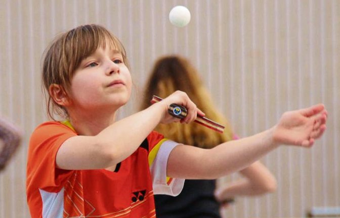 Carolin Hardungs Spezialdisziplin: der Aufschlag. „Sie bekommt schon viel Schnitt in ihre Schläge“, freut sich Vater Marcus Hardung. Foto: Ruddat