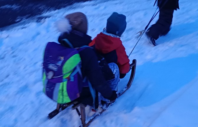 Das gibt es auch nicht alle Tage: Schlittenfahrt zur Schule, hier in Aurich.  <span class='image-autor'>Foto: Rücker</span>