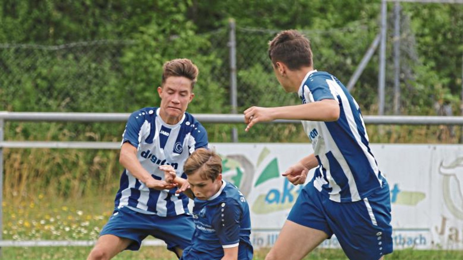 Die Illinger wie hier Finn Pitsch (Mitte) waren von den Spielern von Germania Bietigheim oft nur per Foul zu stoppen. Foto: Nachreiner Die Illinger wie hier Finn Pitsch (Mitte) waren von den Spielern von Germania Bietigheim oft nur per Foul zu stoppen. Foto: Nachreiner