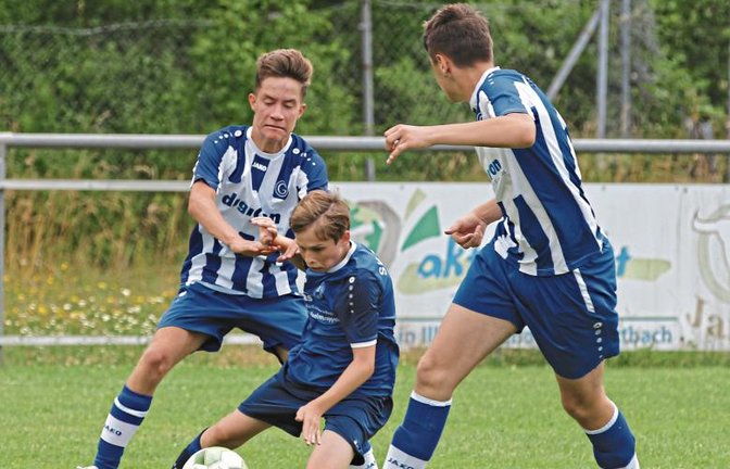 Die Illinger wie hier Finn Pitsch (Mitte) waren von den Spielern von Germania Bietigheim oft nur per Foul zu stoppen. Foto: Nachreiner