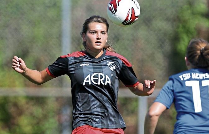 Romy Bahmer hat für den SV Horrheim den Ball fest im Blick. Foto: Küppers