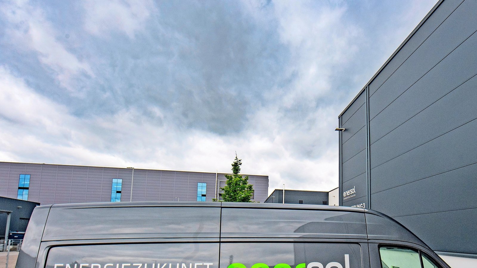 Dunkle Wolken über Enersol. Das Unternehmen auf dem Eichwald-Gelände schließt zum Jahresende. Foto: Kalb Dunkle Wolken über Enersol. Das Unternehmen auf dem Eichwald-Gelände schließt zum Jahresende. Foto: Kalb