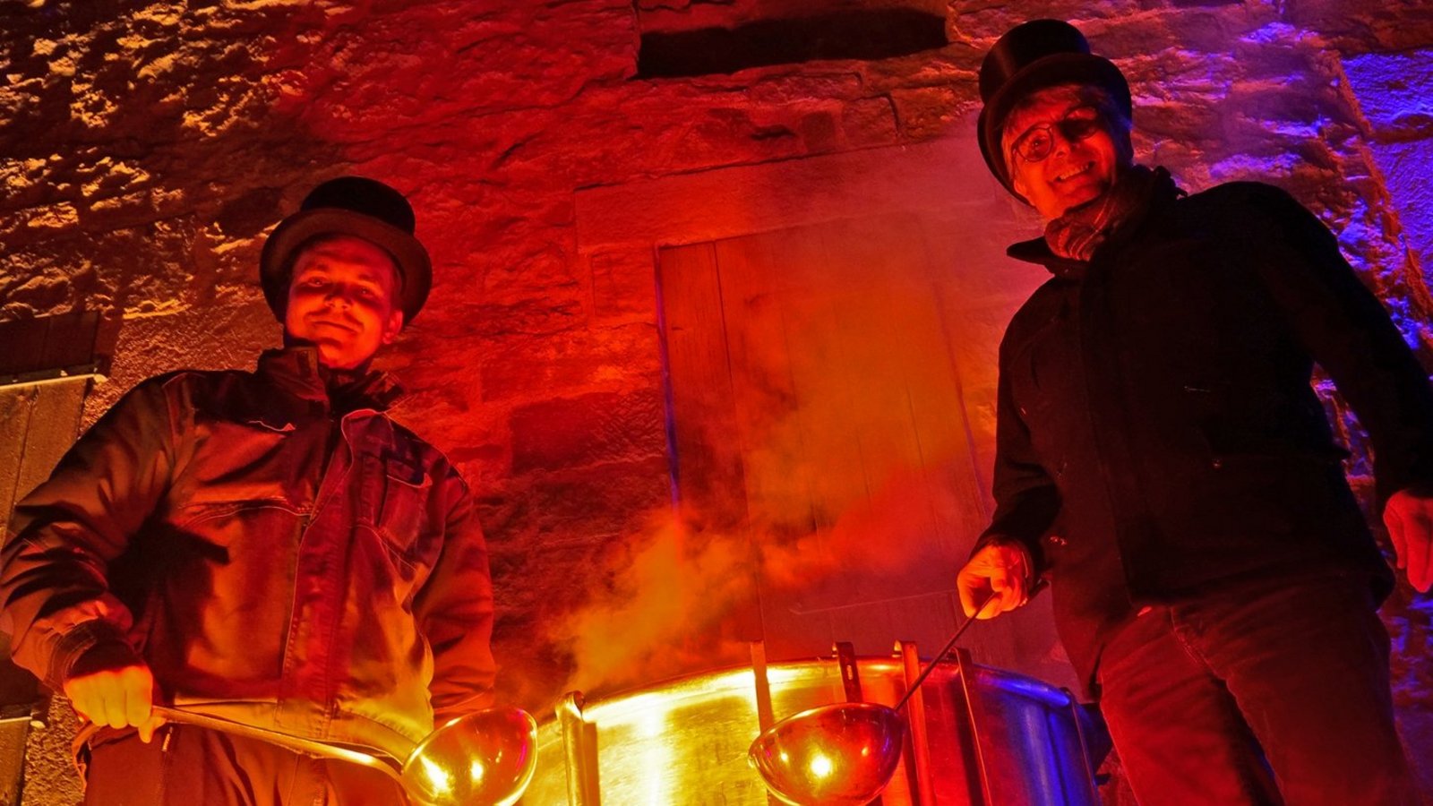 Mitorganisator Matze Gutstein (links) und Bürgermeister Armin Pioch sind inzwischen ein eingespieltes Team am Kessel. Fotos: Friedrich Mitorganisator Matze Gutstein (links) und Bürgermeister Armin Pioch sind inzwischen ein eingespieltes Team am Kessel. Fotos: Friedrich