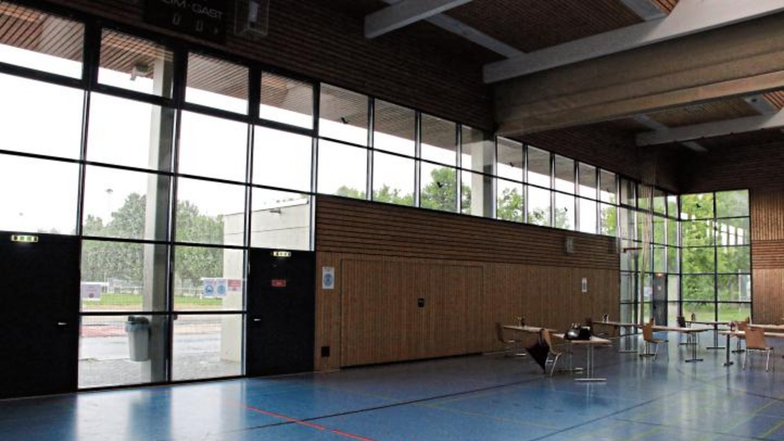 Die Sanierung der Sersheimer Halle ist verschoben. Der Gemeinderat hat jetzt die Ausschreibung zu den Fassadenbauarbeiten aufgehoben. Fotos: Bögel Die Sanierung der Sersheimer Halle ist verschoben. Der Gemeinderat hat jetzt die Ausschreibung zu den Fassadenbauarbeiten aufgehoben. Fotos: Bögel