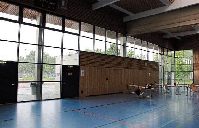 Die Sanierung der Sersheimer Halle ist verschoben. Der Gemeinderat hat jetzt die Ausschreibung zu den Fassadenbauarbeiten aufgehoben. Fotos: Bögel