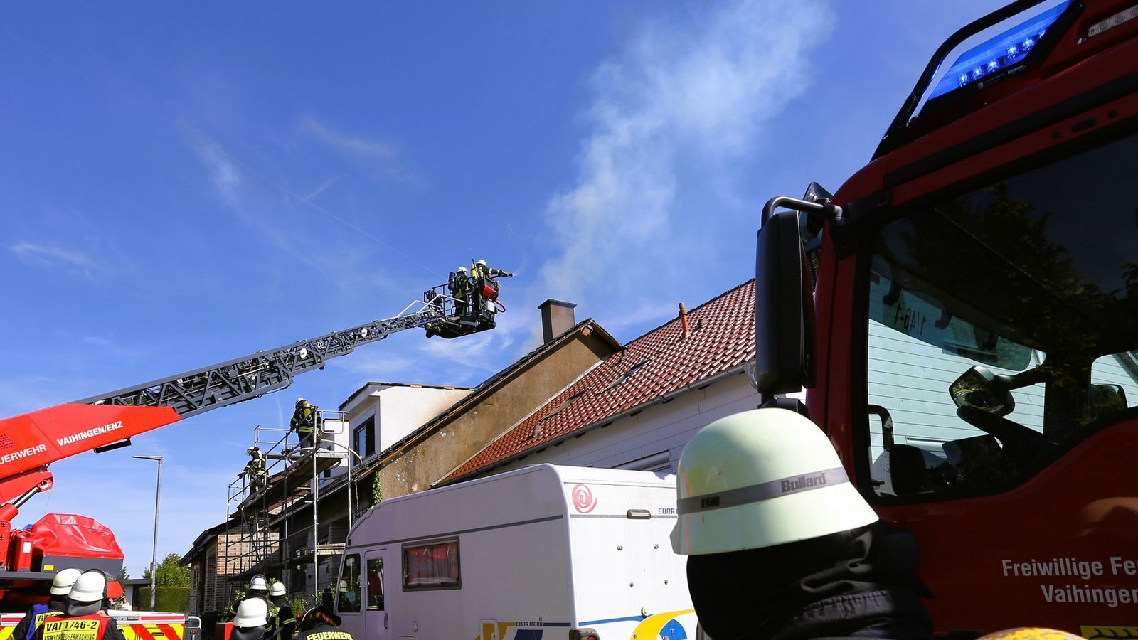 Mit starken Kräften rückt die Feuerwehr am Samstag nach Aurich aus. Foto: Küppers