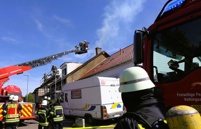 Mit starken Kräften rückt die Feuerwehr am Samstag nach Aurich aus. Foto: Küppers