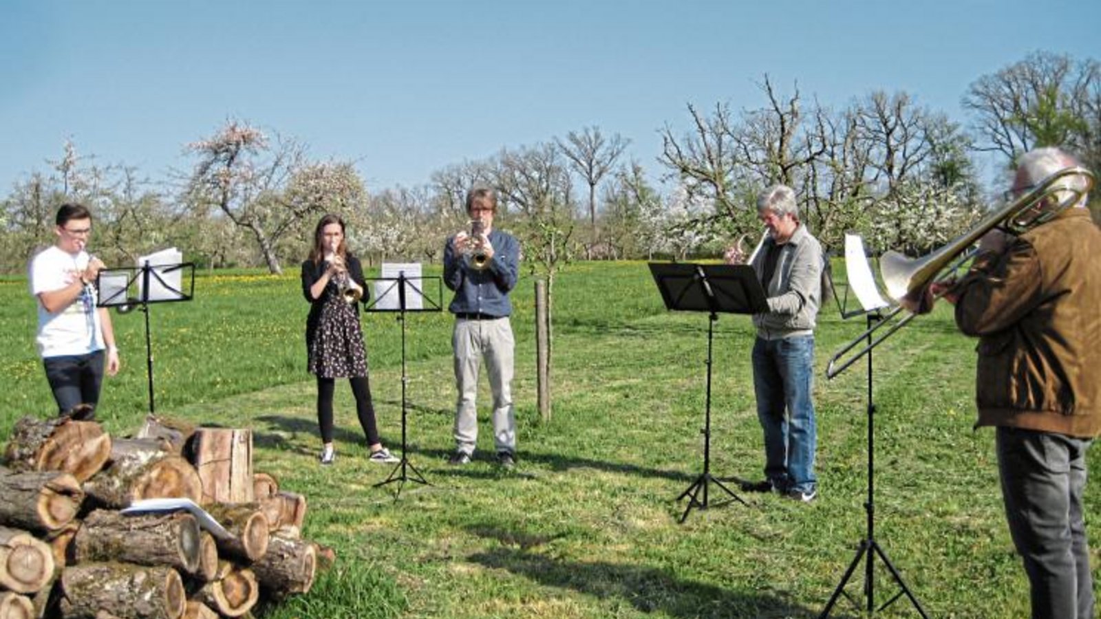 Mit Sicherheitsabstand spielten die Musiker des Posaunenchores festliche Musik. Foto: p Mit Sicherheitsabstand spielten die Musiker des Posaunenchores festliche Musik. Foto: p