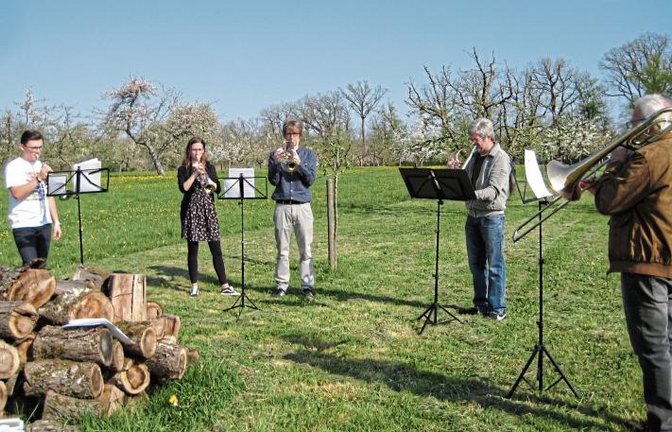 Mit Sicherheitsabstand spielten die Musiker des Posaunenchores festliche Musik.  Foto: p