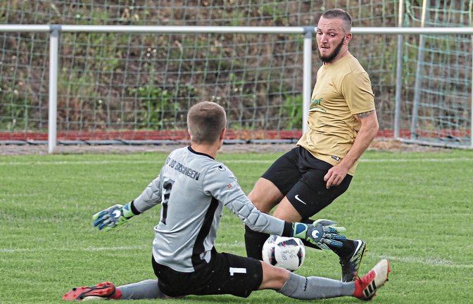 Bissingens Torwart Leon Buchholz spielte immer geschickt mit wie hier gegen Riexingens Rechtsaußen Nils Gutscher (rechts) Foto: Nachreiner