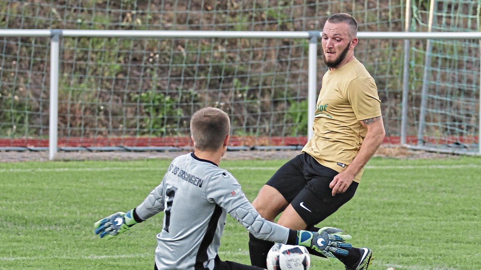 Bissingens Torwart Leon Buchholz spielte immer geschickt mit wie hier gegen Riexingens Rechtsaußen Nils Gutscher (rechts) Foto: Nachreiner