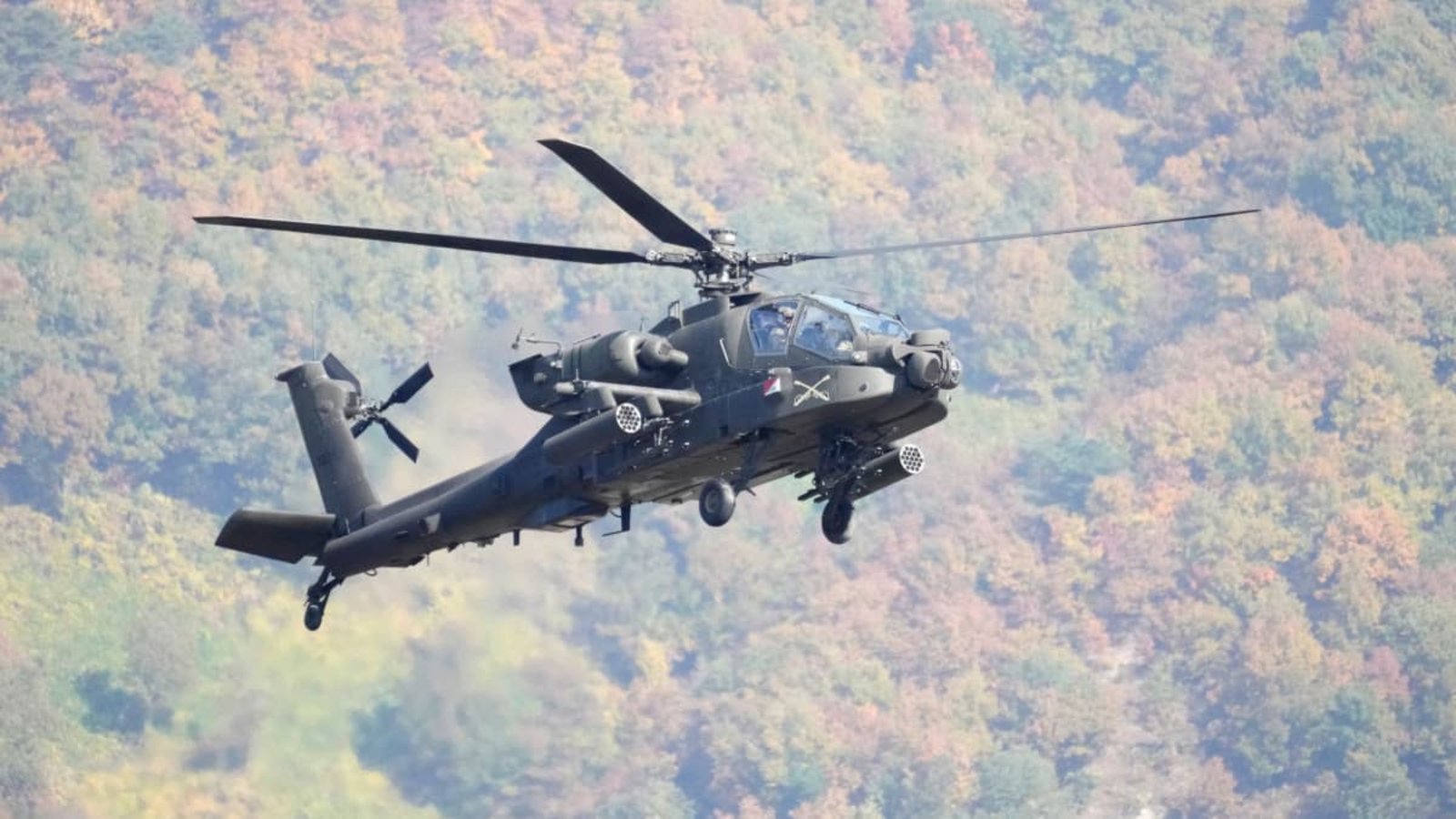 Ein AH-64 Apache-Hubschrauber der US-Armee fliegt während eines gemeinsamen Manövers mit Südkorea im Rodriguez Live Fire Complex. Ein Hubschrauber des US-Militärs ist in Texas abgestürzt (Archivfoto).Lee Jin-man/AP/dpa Ein AH-64 Apache-Hubschrauber der US-Armee fliegt während eines gemeinsamen Manövers mit Südkorea im Rodriguez Live Fire Complex. Ein Hubschrauber des US-Militärs ist in Texas abgestürzt (Archivfoto).Lee Jin-man/AP/dpa