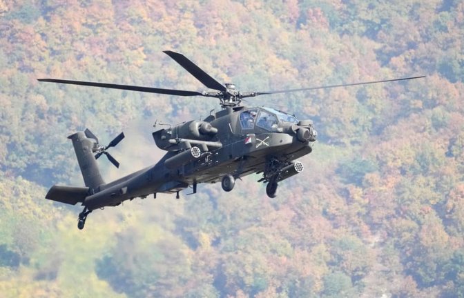 Ein AH-64 Apache-Hubschrauber der US-Armee fliegt während eines gemeinsamen Manövers mit Südkorea im Rodriguez Live Fire Complex. Ein Hubschrauber des US-Militärs ist in Texas abgestürzt (Archivfoto).<span class='image-autor'>Lee Jin-man/AP/dpa</span>