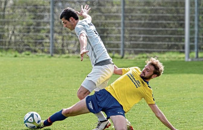 Nussdorfs Niklas Jaggy (vorne) muss sich mächtig strecken, um den Ball von Riets Spielertrainer Sinan Yilmaz zu ergattern.  Foto: Leitner