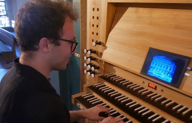 Simon Fallert begeistert die rund 400 Besucher mit dem „Phantom der Oper“. Der Film läuft vor ihm auf dem Tablet, während er dazu improvisiert. <span class='image-autor'>Foto: Friedrich</span>