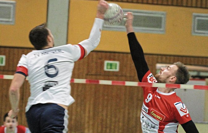 Tobias Knodel (rechts) – hier gegen den Block von des Käfertalers Angreifers Marcel Stoklasa – hat bei seinen Einsätzen in der 1. Bundesliga Süd gute Ansätze gezeigt. Foto: Nachreiner