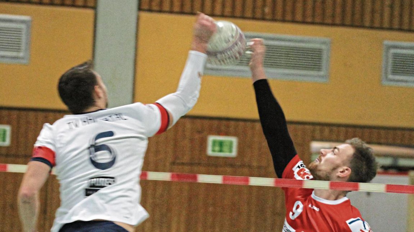 Tobias Knodel (rechts) – hier gegen den Block von des Käfertalers Angreifers Marcel Stoklasa – hat bei seinen Einsätzen in der 1. Bundesliga Süd gute Ansätze gezeigt. Foto: Nachreiner Tobias Knodel (rechts) – hier gegen den Block von des Käfertalers Angreifers Marcel Stoklasa – hat bei seinen Einsätzen in der 1. Bundesliga Süd gute Ansätze gezeigt. Foto: Nachreiner