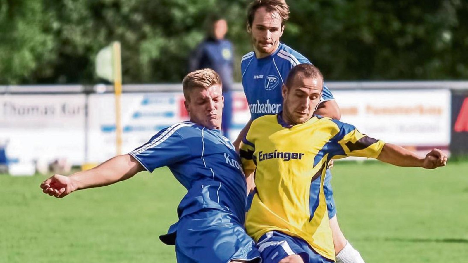 Hartes, aber faires Tackling: Aurichs Sebastian Öhler (links) spielt gegen Gündelbachs Oskar Seiler den Ball. Foto: Simecek Hartes, aber faires Tackling: Aurichs Sebastian Öhler (links) spielt gegen Gündelbachs Oskar Seiler den Ball. Foto: Simecek