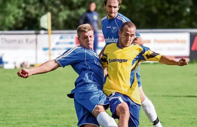 Hartes, aber faires Tackling: Aurichs Sebastian Öhler (links) spielt gegen Gündelbachs Oskar Seiler den Ball.  Foto: Simecek