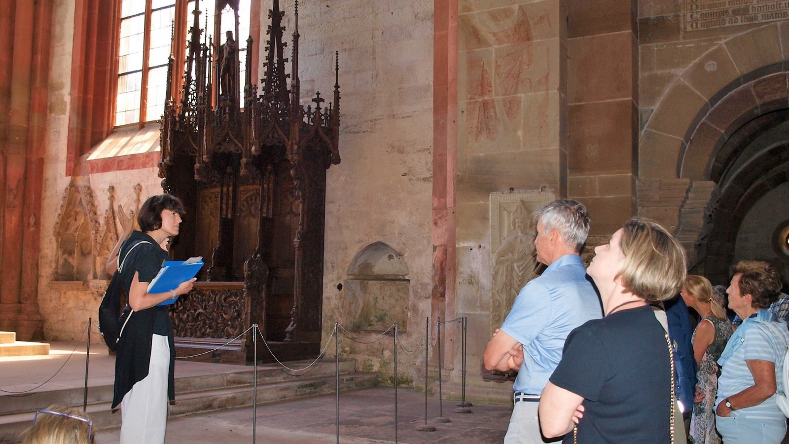 Den hinteren Teil der Kirche durften nur die Mönche betreten. Führerin Sonja Hagenlocher erklärt das wertvolle Gestühl, die Wandmalereien, die Maulbronner Madonna und den Altar. Den hinteren Teil der Kirche durften nur die Mönche betreten. Führerin Sonja Hagenlocher erklärt das wertvolle Gestühl, die Wandmalereien, die Maulbronner Madonna und den Altar.