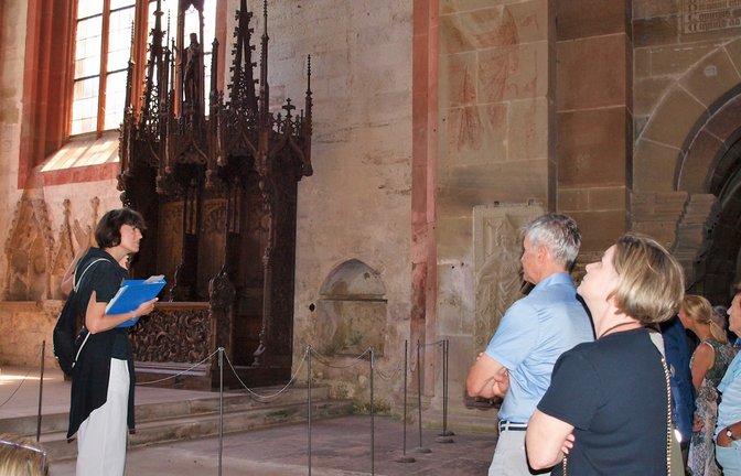 Den hinteren Teil der Kirche durften nur die Mönche betreten. Führerin Sonja Hagenlocher erklärt das wertvolle Gestühl, die Wandmalereien, die Maulbronner Madonna und den Altar.