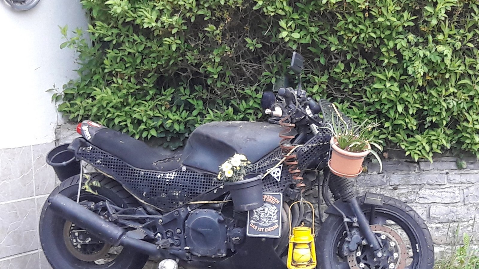 Hier der VKZ Frühjahrs-Check für Motorradfans: Ist die Beleuchtung am Zweirad intakt und wie sieht es mit einer jahreszeitlich korrekten Bepflanzung aus? Foto: Rücker