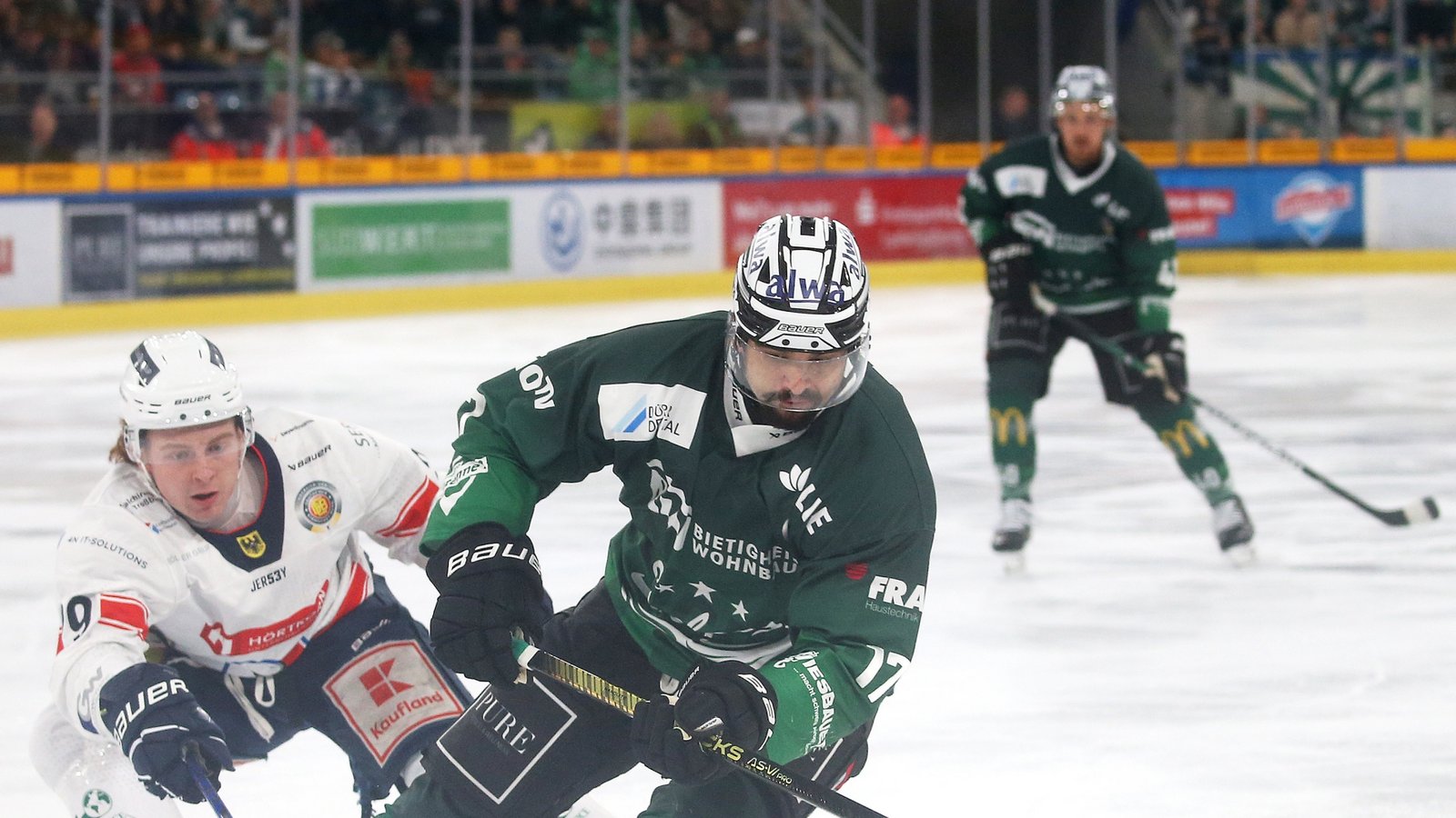 Mit Marek Racuk (rechts) gewinnen die Steelers das Derby gegen die Falken. Foto: Baumann