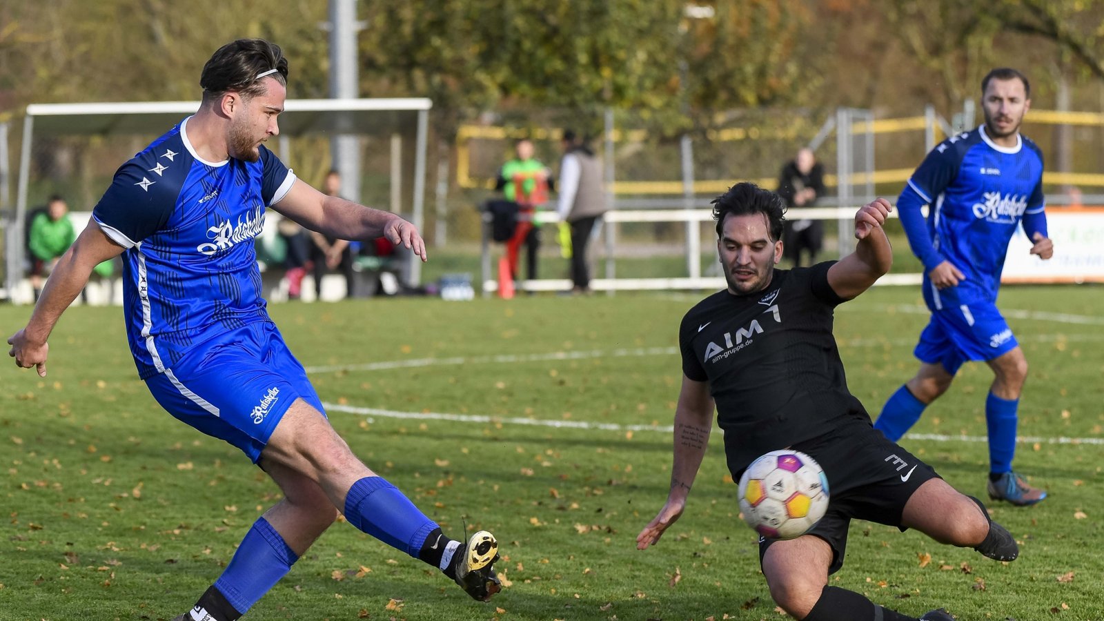 Sersheims Doppeltorschütze Serhan Kirpi (rechts) kommt in dieser Situation zu spät, sein Sachsenheimer Gegenspieler Enrico Dellaquercia hat den Pass schon gespielt. Foto: Leitner Sersheims Doppeltorschütze Serhan Kirpi (rechts) kommt in dieser Situation zu spät, sein Sachsenheimer Gegenspieler Enrico Dellaquercia hat den Pass schon gespielt. Foto: Leitner