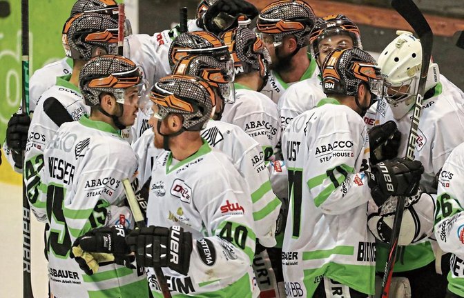 Die Steelers-Feldspieler wussten, bei wem sie sich bedanken mussten: Goalie Leon Doubrawa (rechts) Foto: Pix-Sportfotos/Ruffler