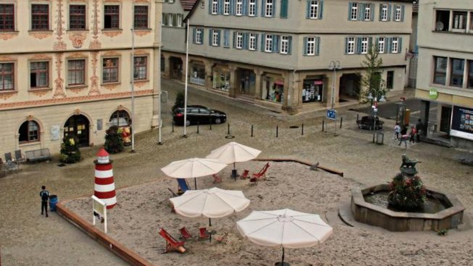 Leerer Sandkasten auf dem Vaihinger Marktplatz dank der Wetter-Tristesse im August. Aber es soll wieder besser werden. Foto: Bögel.