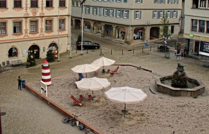 Leerer Sandkasten auf dem Vaihinger Marktplatz dank der Wetter-Tristesse im August. Aber es soll wieder besser werden. Foto: Bögel.