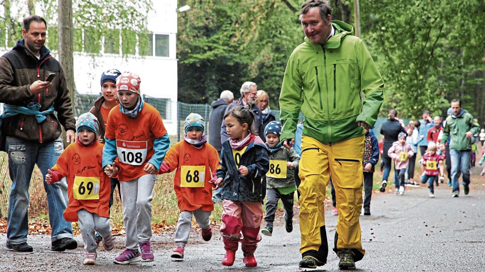 Gut eingepackt und Hand in Hand sind gestern 122 Kinder zum Bambinilauf beim 24. Heckengäu-Volkslauf auf die Strecke gegangen. Fotos: Küppers Gut eingepackt und Hand in Hand sind gestern 122 Kinder zum Bambinilauf beim 24. Heckengäu-Volkslauf auf die Strecke gegangen. Fotos: Küppers