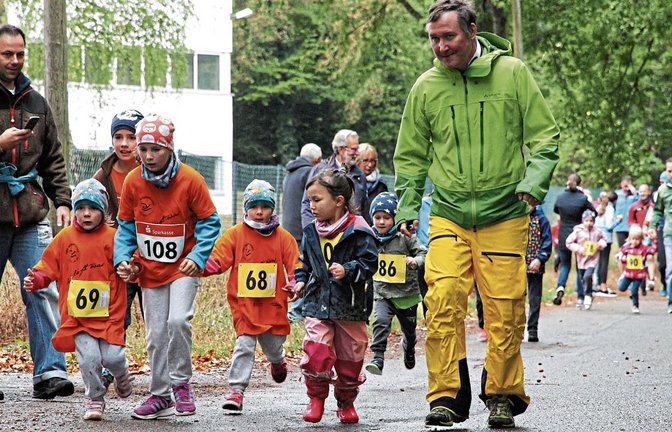 Gut eingepackt und Hand in Hand sind gestern 122 Kinder zum Bambinilauf beim 24. Heckengäu-Volkslauf auf die Strecke gegangen. Fotos: Küppers