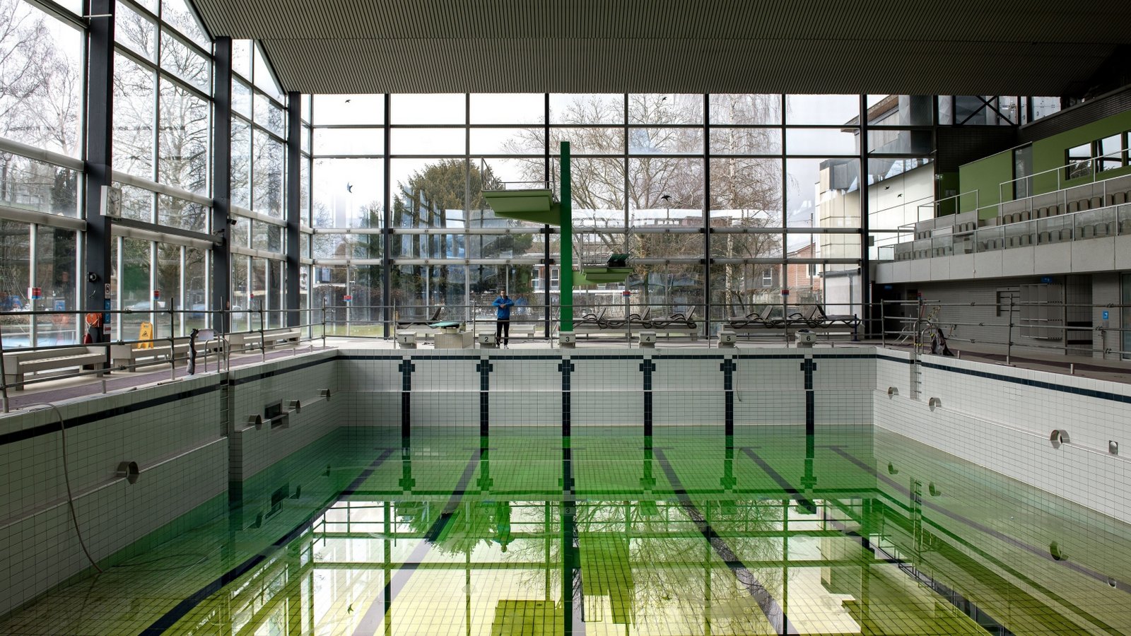 Das Stadionbad Ludwigsburg während des Lockdowns von Yakup Zeyrek ist neben anderen im Kleinhues-Bau zu sehen.  Foto: Zeyrek /LL